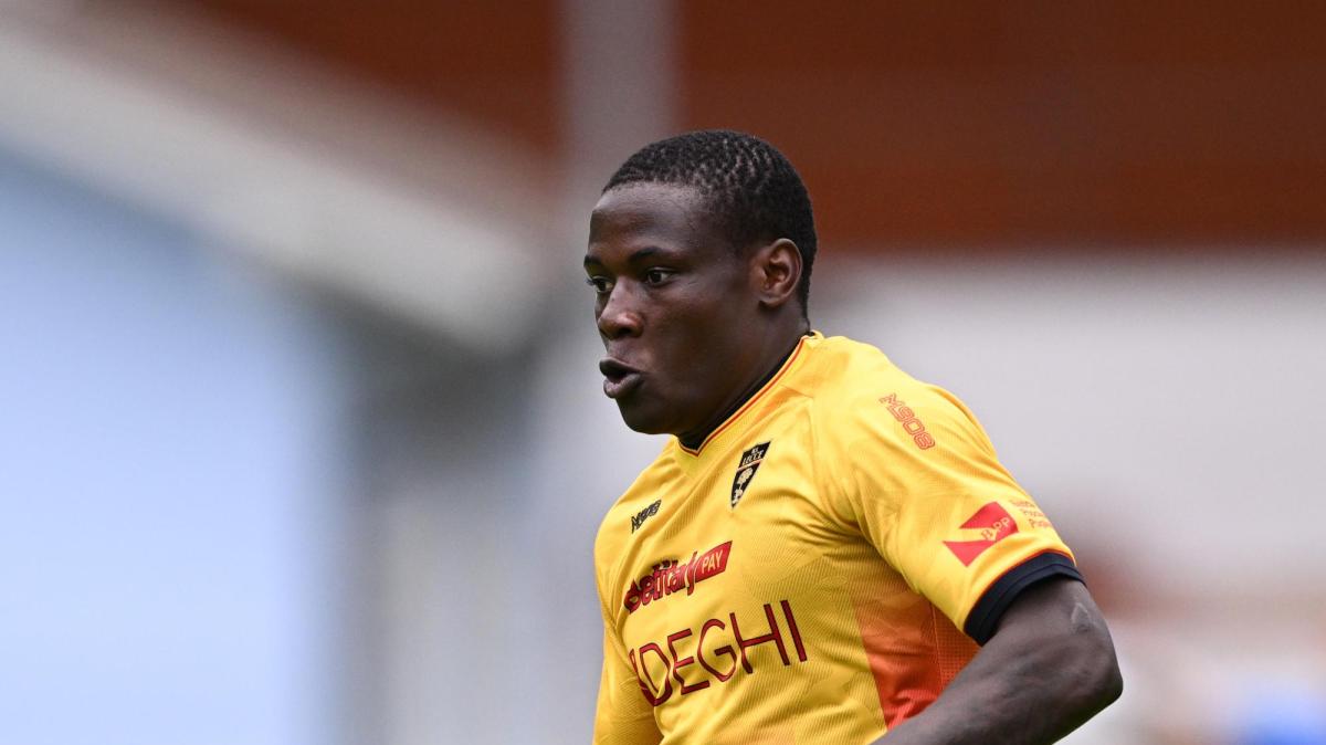 Napoli-Lecce: malore per Banda, il calciatore lascia lo stadio in ambulanza 