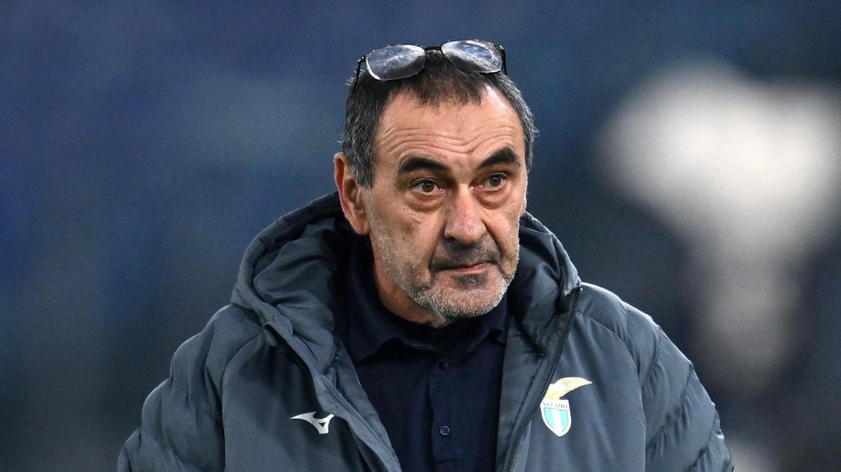 Lazio, Sarri sotto la curva nord prima dell'inizio della gara contro il Milan