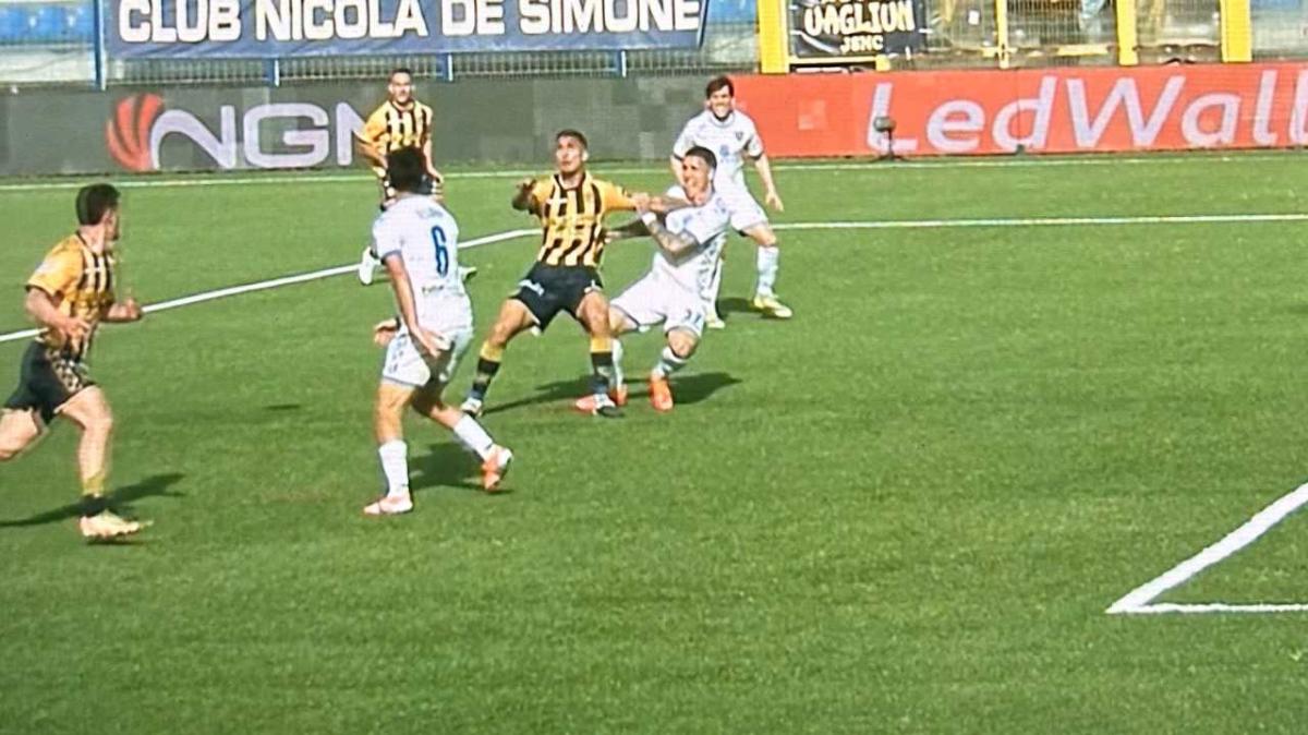 Juve Stabia-Carrarese, rigore revocato ai padroni di casa dopo OFR: cos'è successo