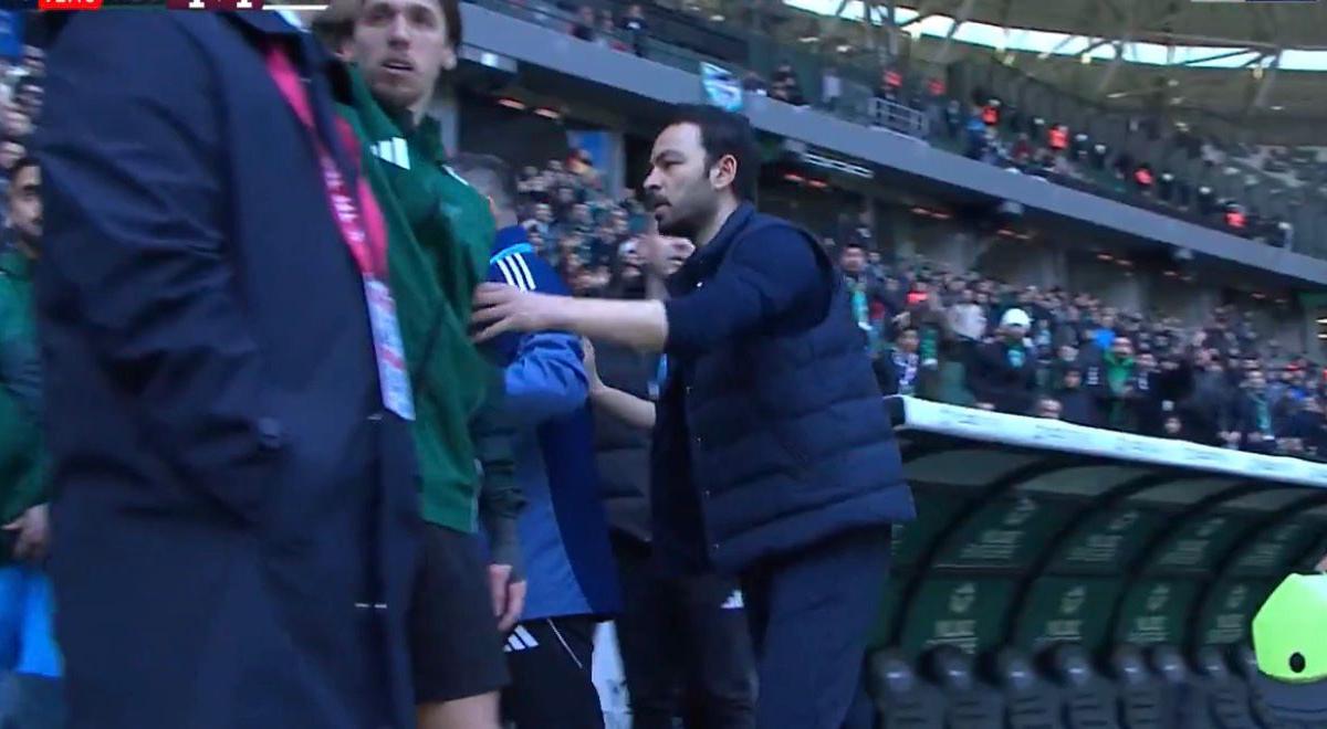 Super Lig, l'allenatore spinge tutta la squadra negli spogliatoi dopo il rigore assegnato agli avversari